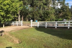 Pine painted post rail and dog wire - LA-W106